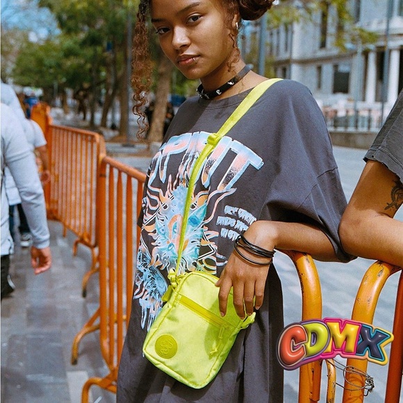 Baboon to the Moon 1.2 L Sling Bag Gilardi Neon Yellow Green EUC Discontinued - Picture 3 of 9